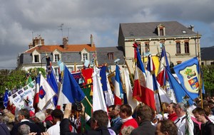 Quelques drapeaux sur la place du chateau
